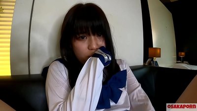 18-godišnja japanska djevojka s malim sisama šprica i orgazma uz jebanje prstima i seks igračku. Azijska djevojka u školskom cosplay kostimu puši u amaterskom videu. Mao 7 OSAKAPORN.