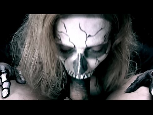 ❤️ Demon djevojka siše kurac svojim crnim ustima i guta spermu. Seks video u pornografiji hr.xinwen1288.top ❤